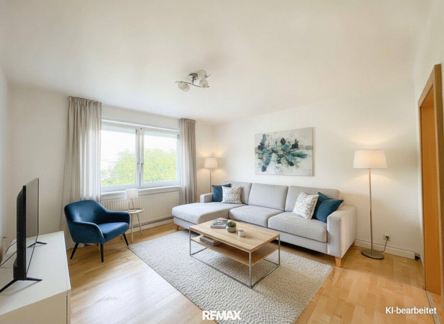 Gemütliches Wohnzimmer mit modernem Sofa, Holzboden und Blick ins Grüne durch das Fenster.