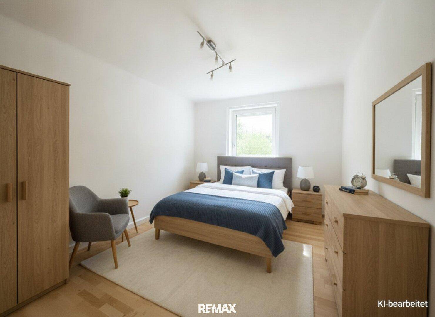 Modern eingerichtetes Schlafzimmer mit Holzbett, Kleiderschrank und Fenster für natürliches Licht.