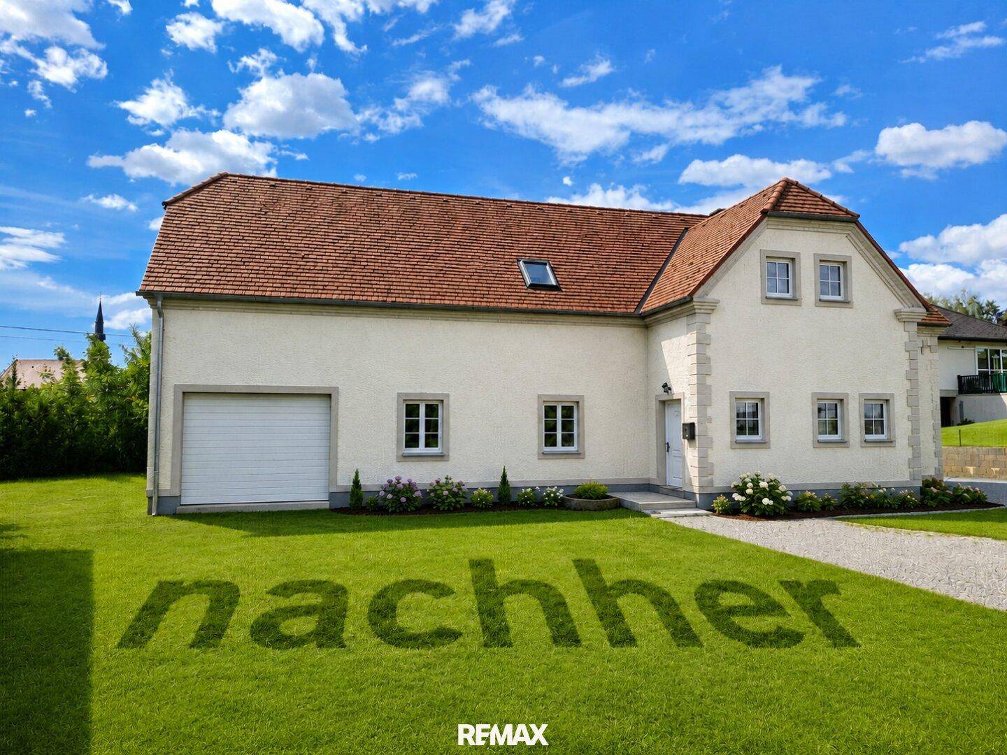Modernisiertes Haus mit weißer Fassade, rotem Ziegeldach und gepflegtem Rasen.