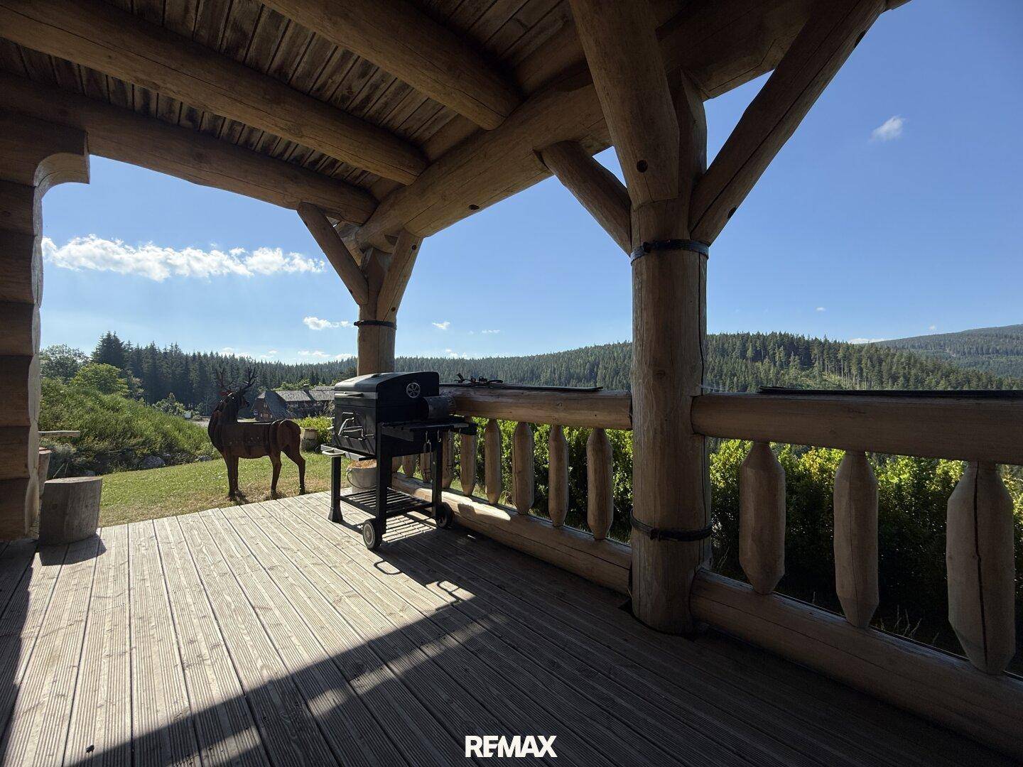 Geräumiger Balkon mit Grill und Blick auf die umliegende Natur, ideal für gesellige Abende.