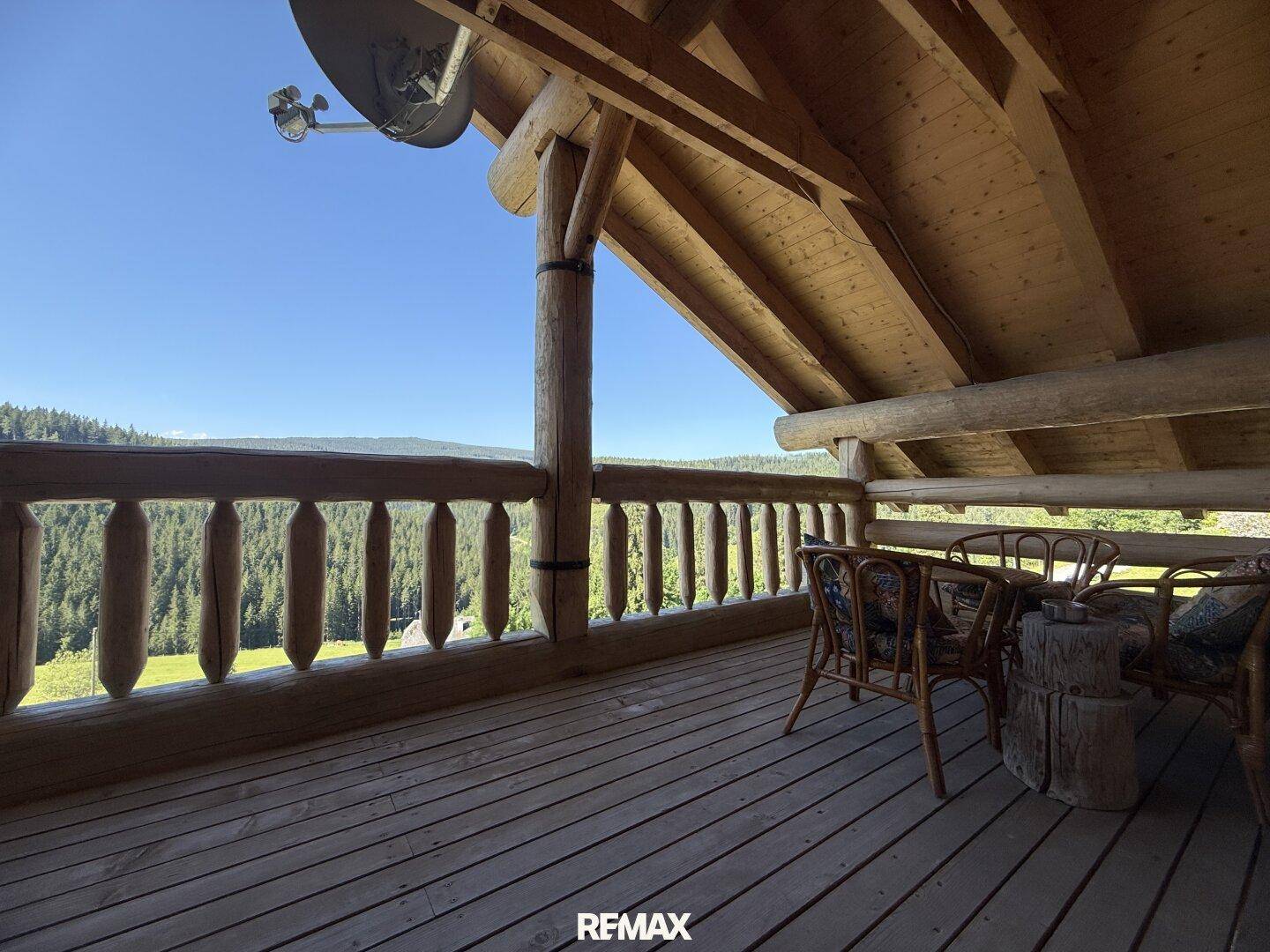 Geräumiger Balkon mit Sitzgelegenheiten und weitem Panoramablick über die Landschaft.