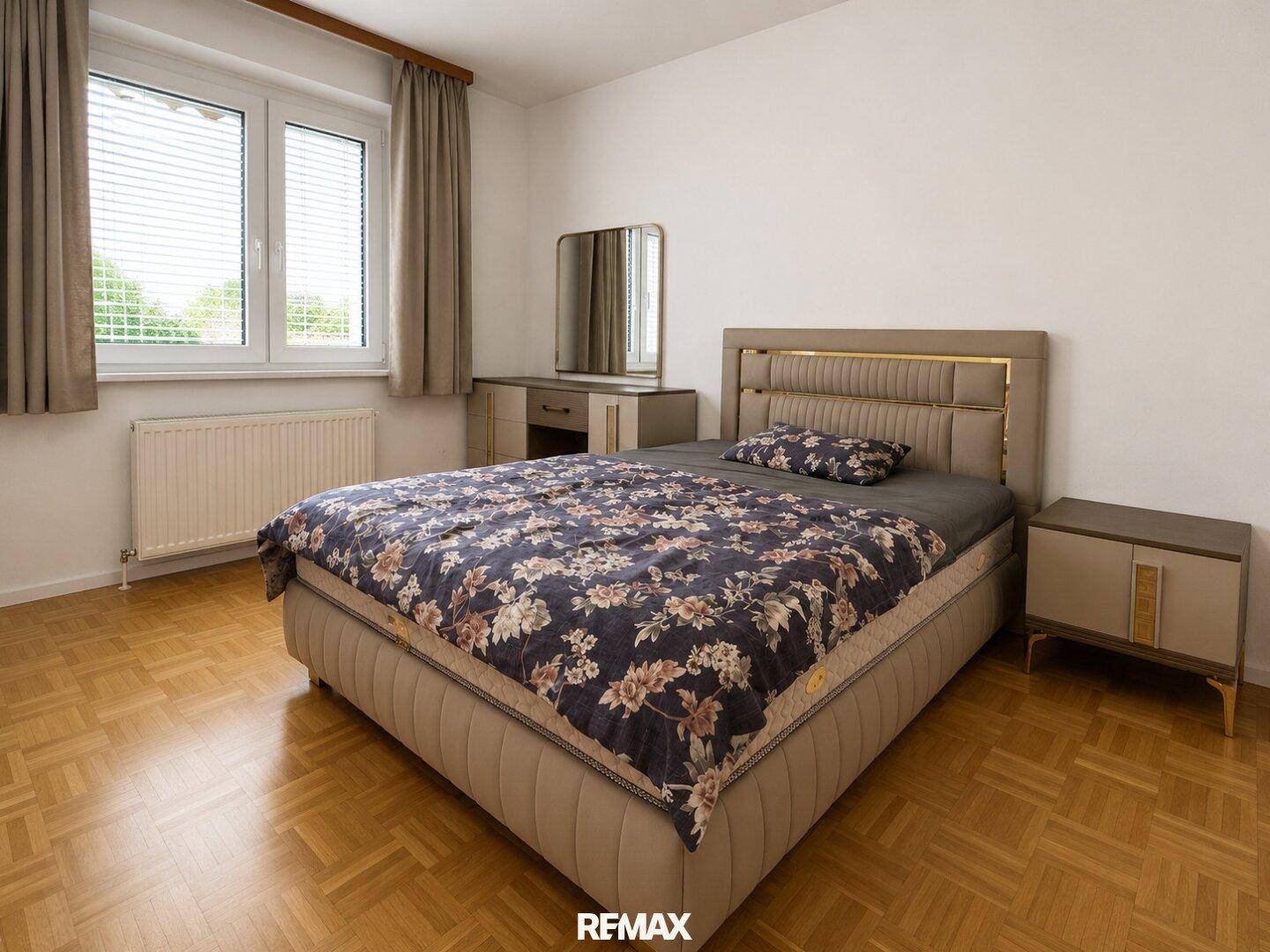 Geräumiges Schlafzimmer mit Doppelbett, Parkettboden und Fenster für viel Tageslicht.