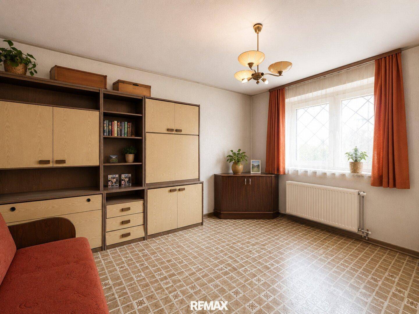 Wohnzimmer im traditionellen Stil mit Schrankwand, Teppichboden und großem Fenster.