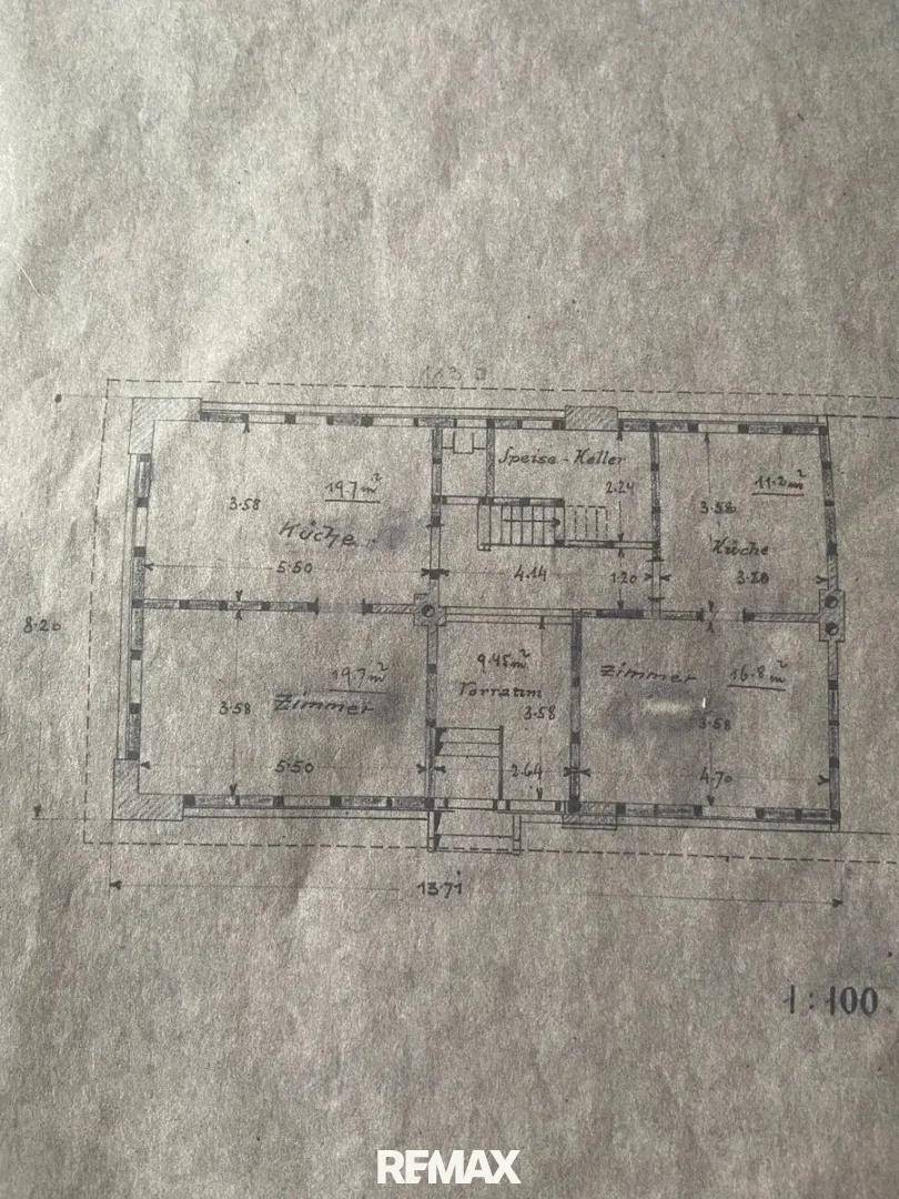 Handgezeichneter Grundriss auf altem Papier mit Raumaufteilung für Küche, Zimmer und Keller.