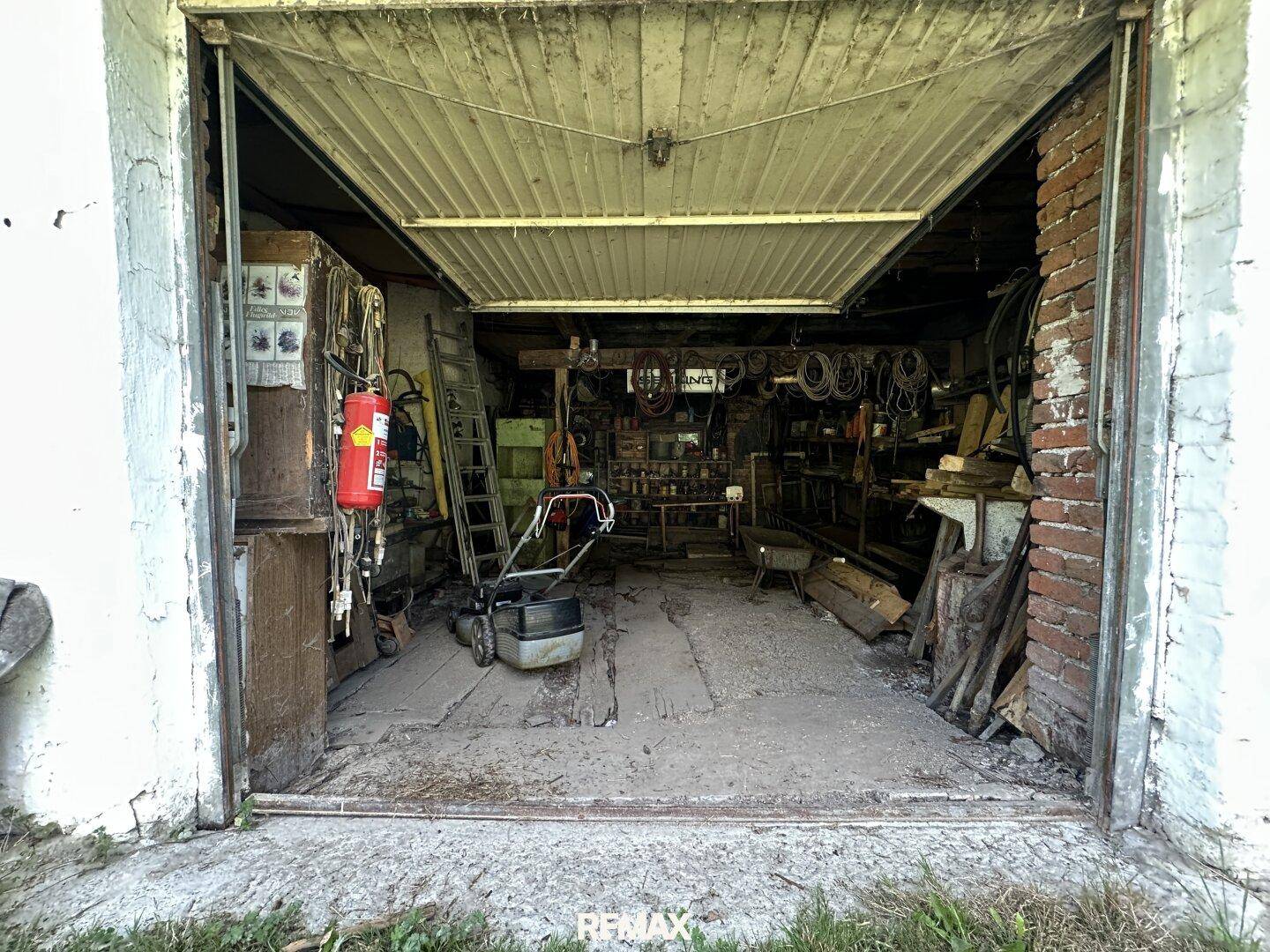 Geräumige Garage oder Werkstatt mit vielen Werkzeugen und Geräten.