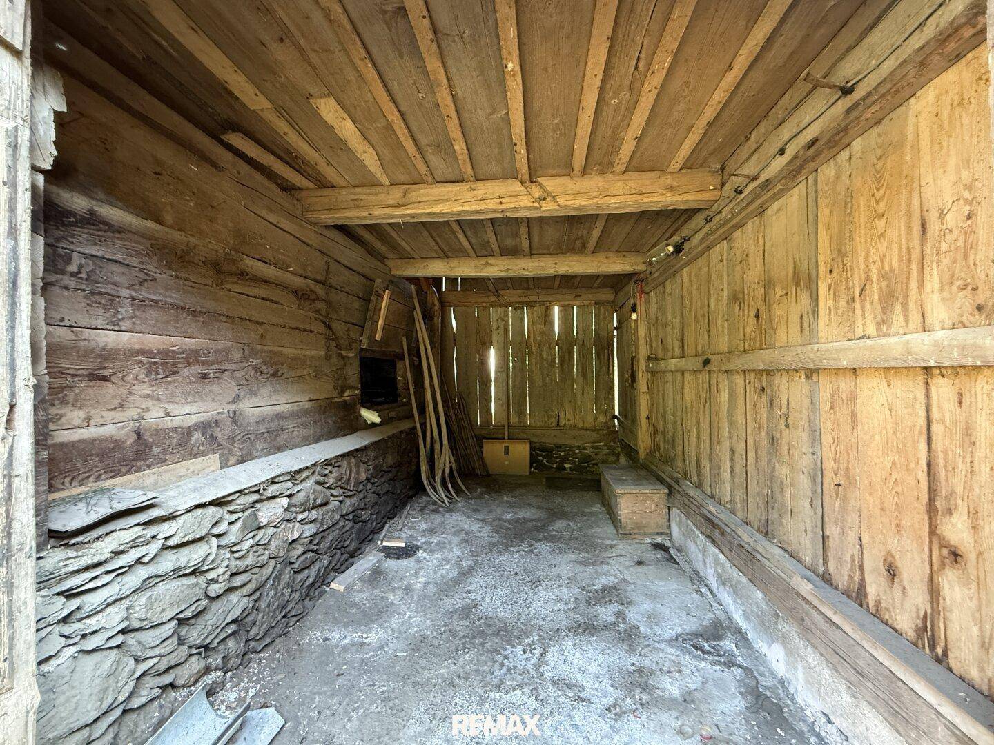 Innenansicht einer Holzscheune mit Holzwänden und -decke, bietet viel Stauraum.