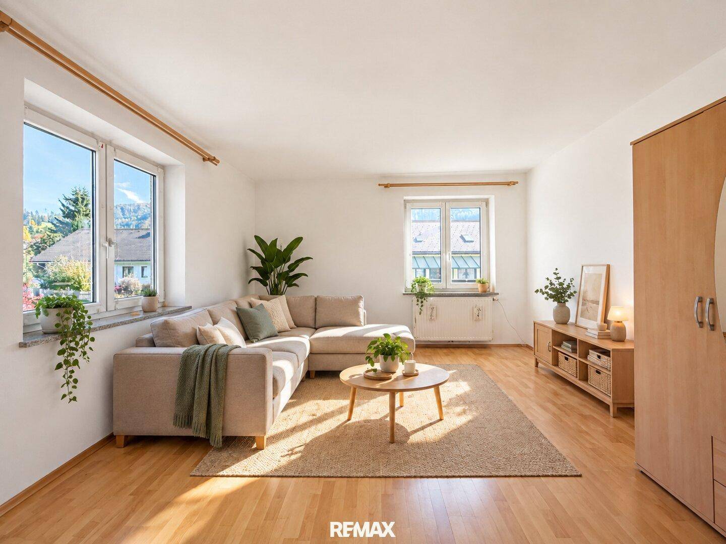 Gemütliches Wohnzimmer mit Ecksofa, Holzboden und viel Tageslicht.