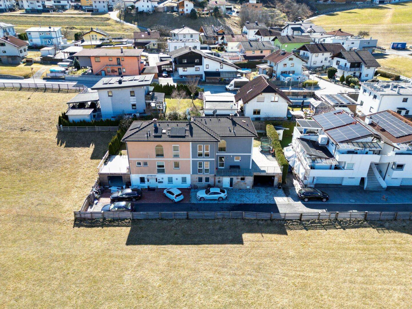 Exklusives Mehrfamilienhaus mit zwei Wohneinheiten, großzügigen Terrassen und Alpenblick - Ansicht 5
