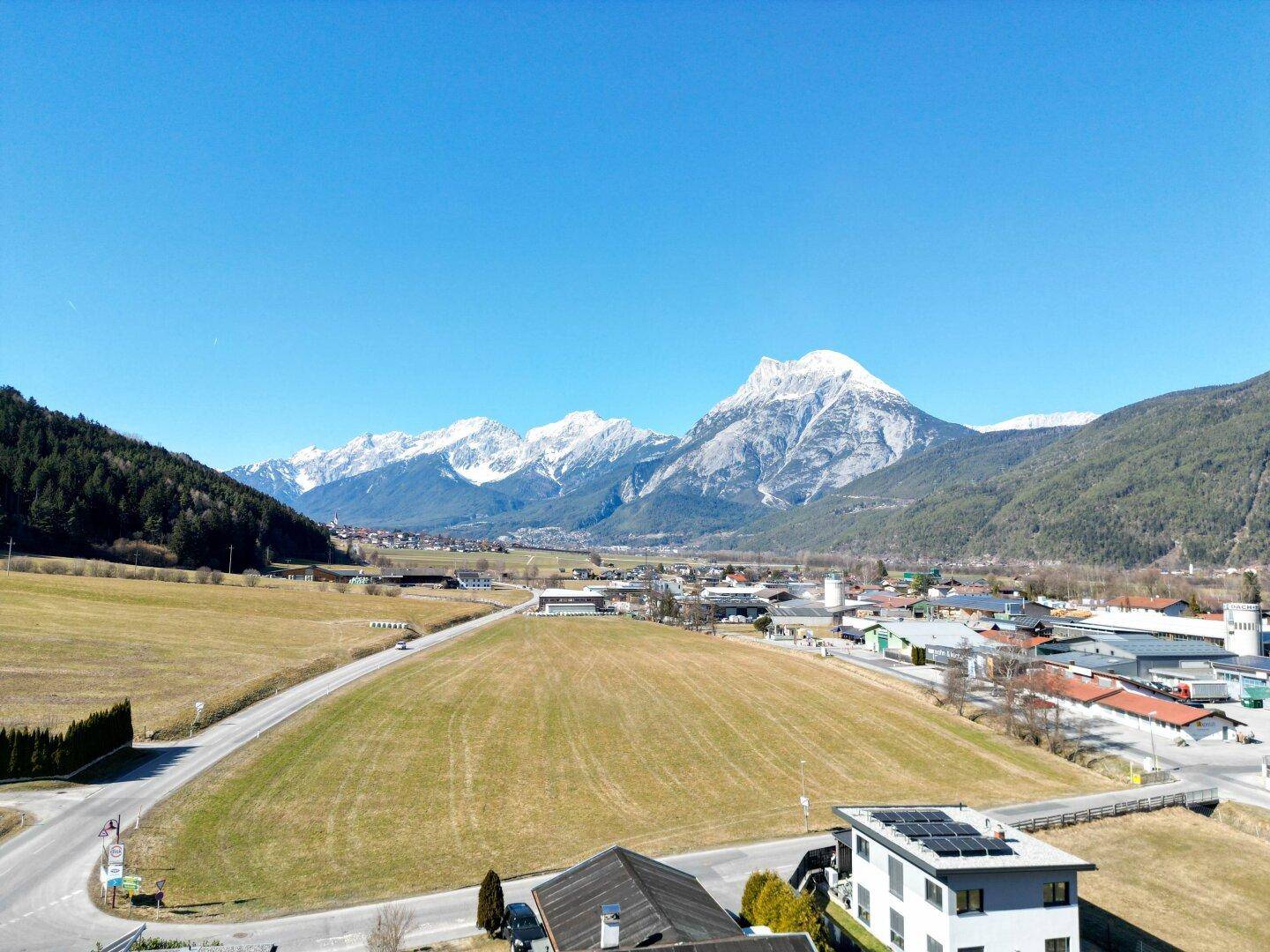 Exklusives Mehrfamilienhaus mit zwei Wohneinheiten, großzügigen Terrassen und Alpenblick - Mehr