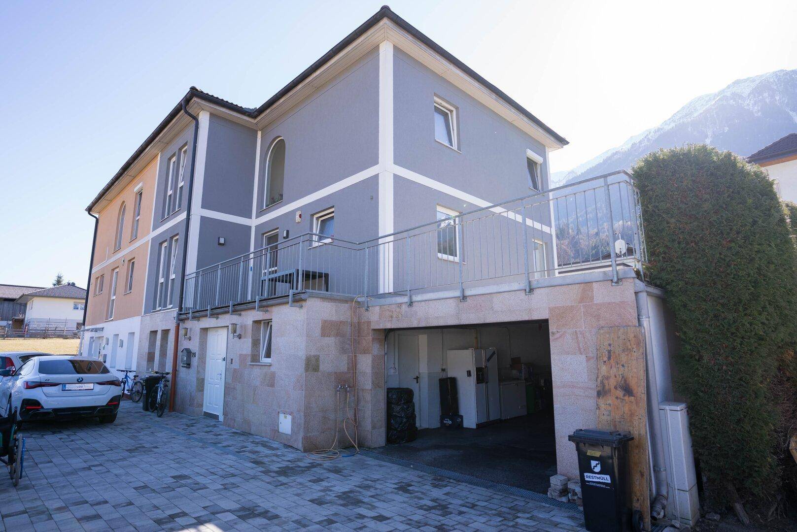 Exklusives Mehrfamilienhaus mit zwei Wohneinheiten, großzügigen Terrassen und Alpenblick - Ansicht 3
