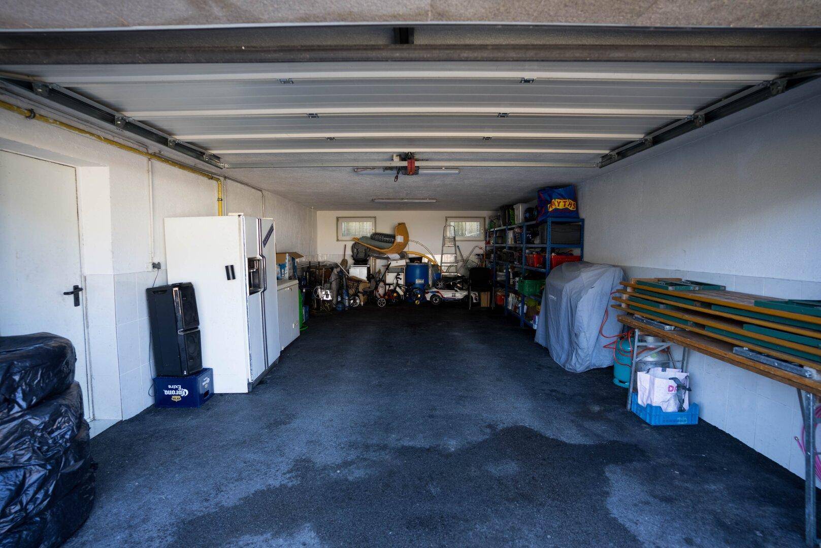 Geräumige Garage mit viel Stauraum und Platz für Fahrzeuge.