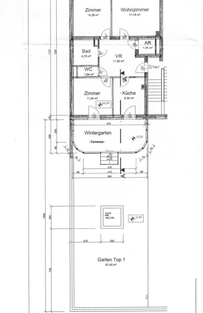 Grundriss des Erdgeschosses mit Wintergarten, Terrasse und großem Gartenbereich.