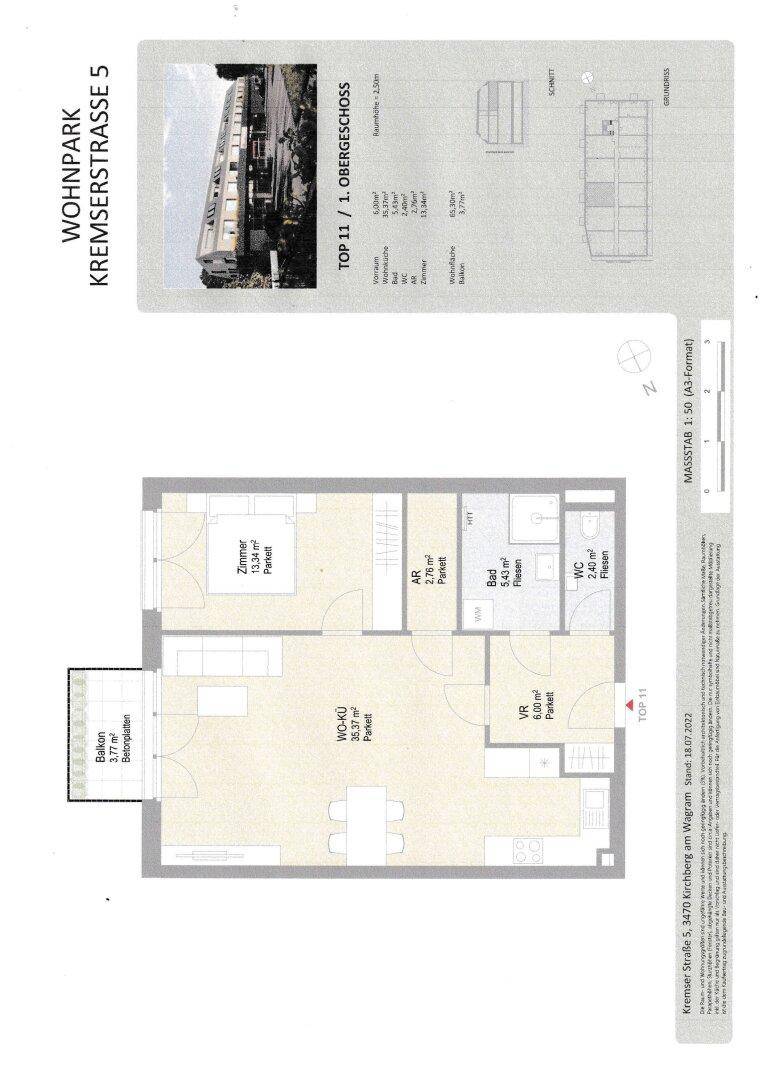 Grundriss des ersten Obergeschosses mit offenem Wohn-Kochbereich, Balkon und separatem WC.