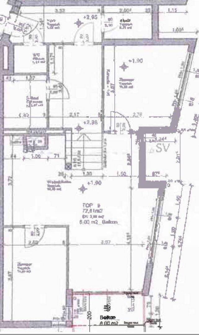 Grundriss einer Wohnung mit offenem Wohnbereich, separatem WC und Balkon.