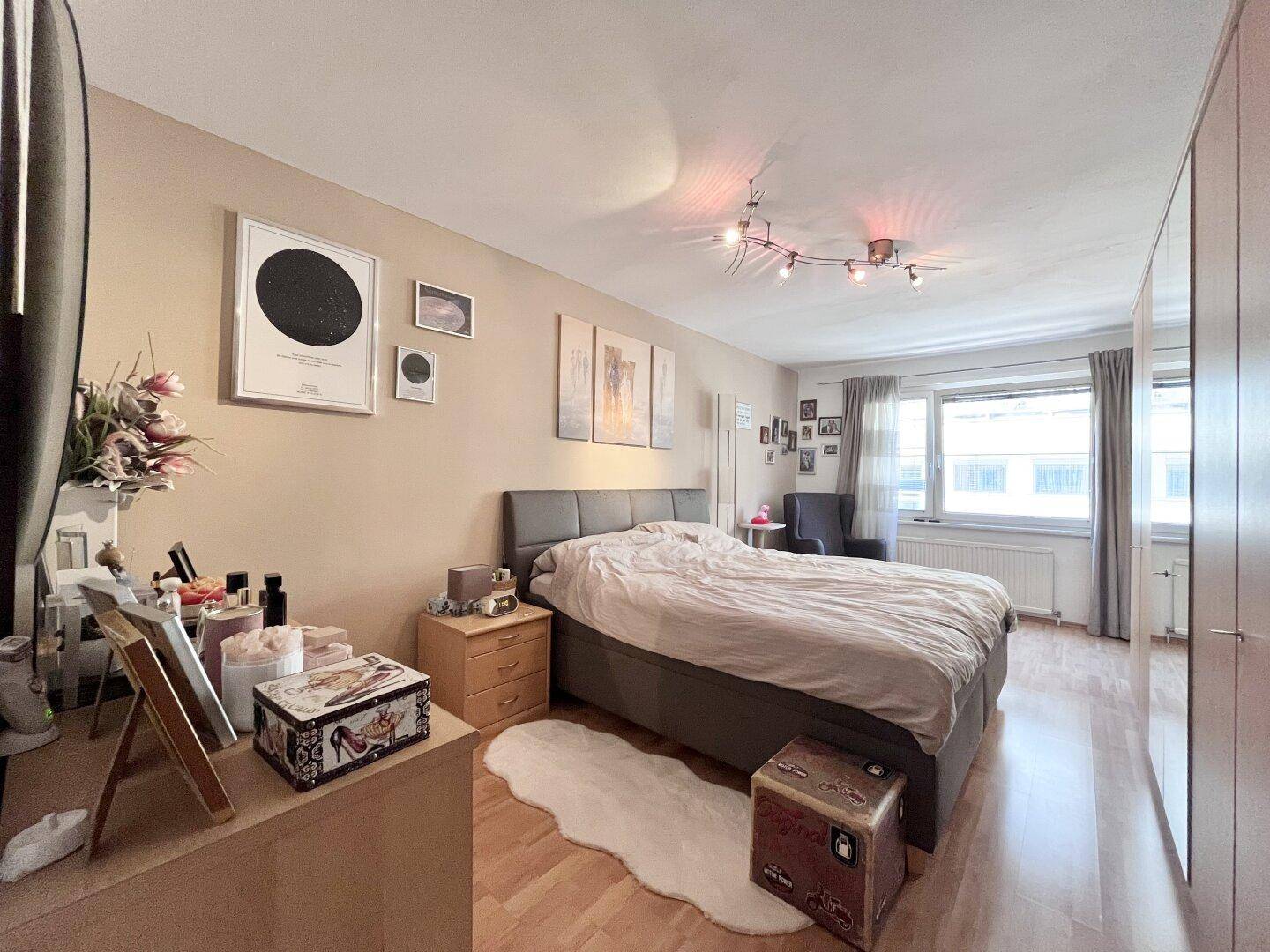 Schlafzimmer mit Doppelbett, Nachttischen und großem Kleiderschrank.