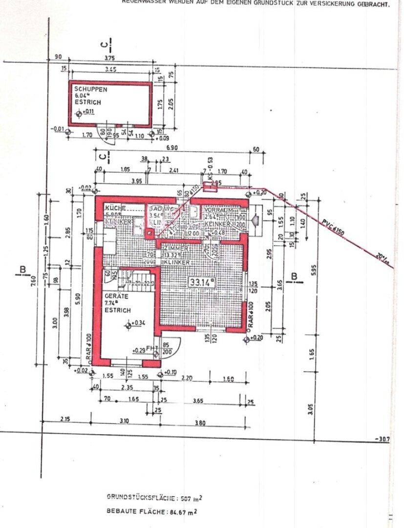Grundriss des Erdgeschosses mit Küche, Bad und einem separaten Schuppen.