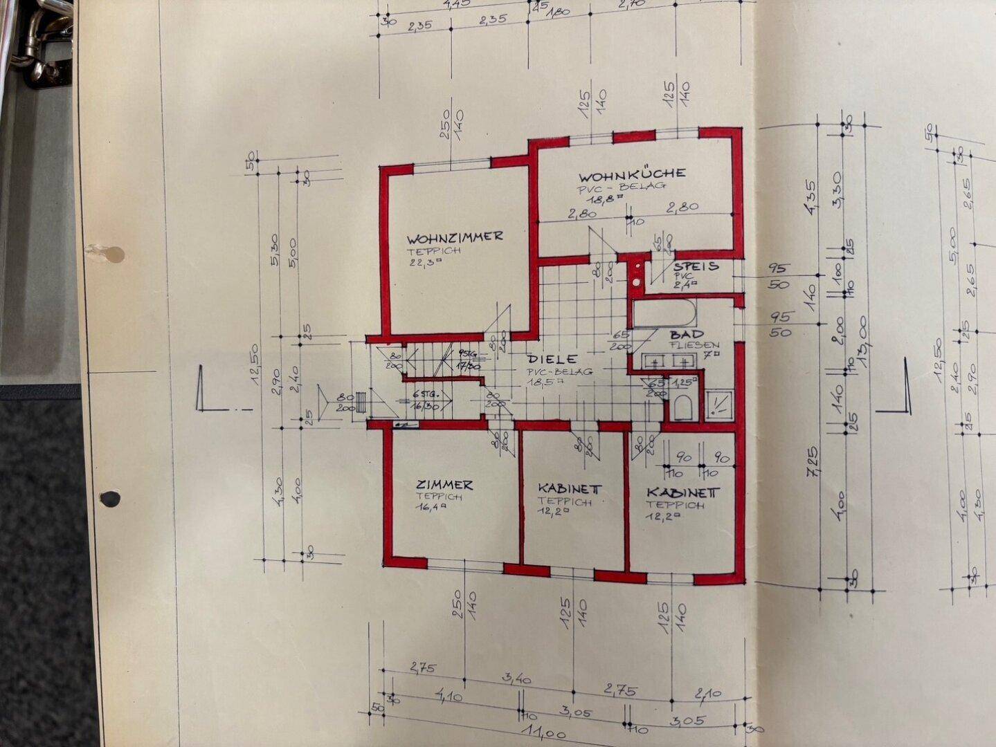 Grundriss des Erdgeschosses mit Wohnzimmer, Wohnküche und weiteren Räumen.