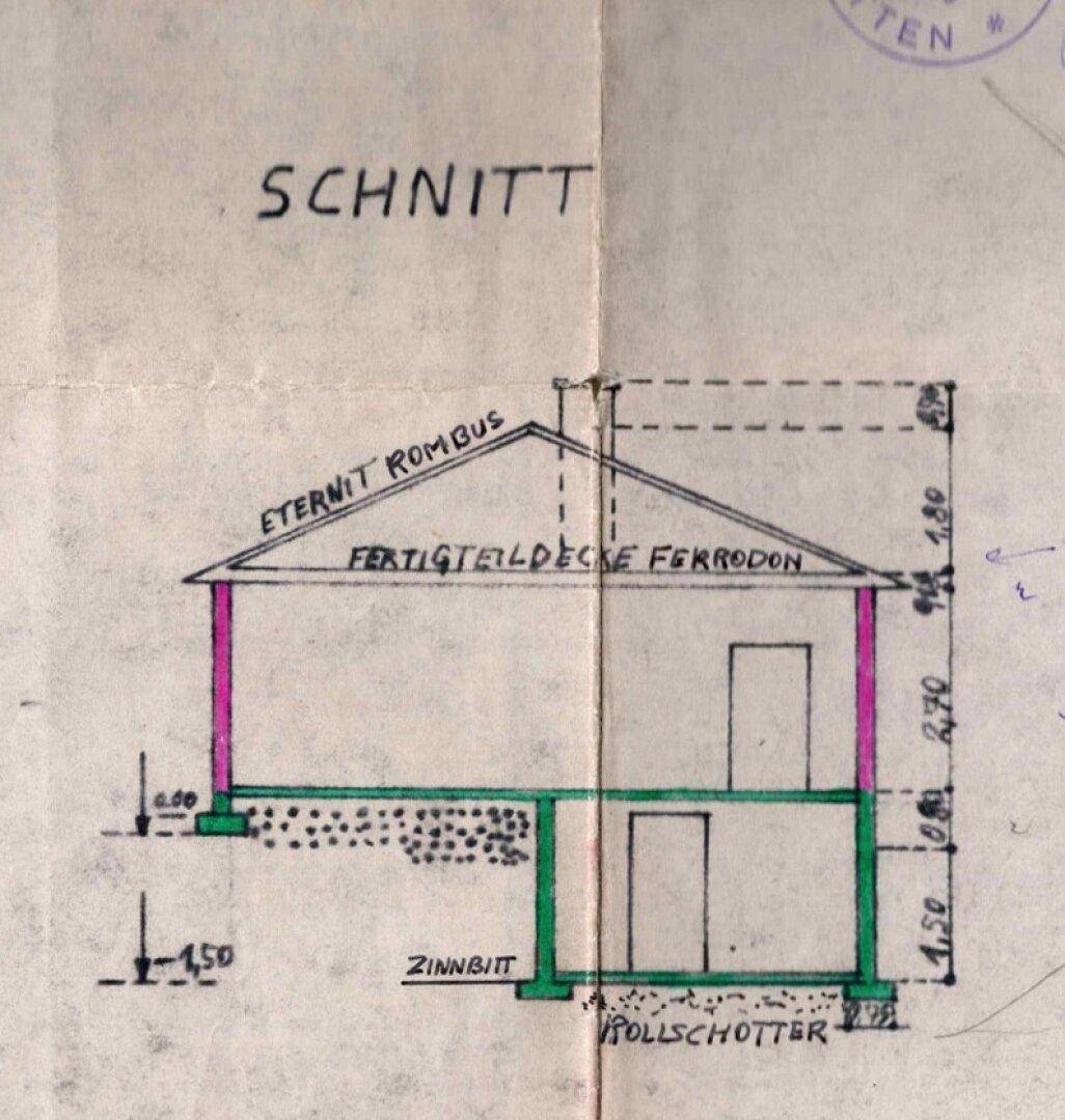 Schnittzeichnung des Hauses mit Dachkonstruktion und Geschosshöhen.