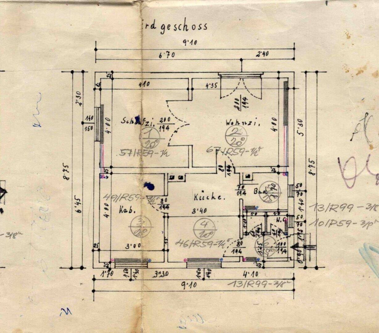 Grundriss des Erdgeschosses mit Zimmeraufteilung und Bemaßungen.