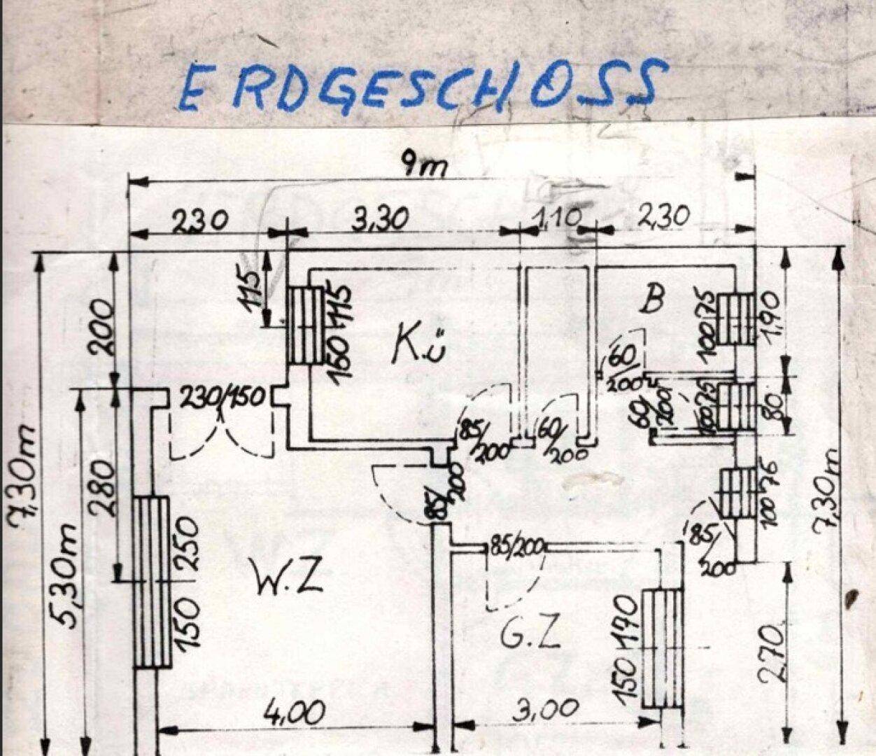 Detaillierter Grundriss des Erdgeschosses mit Raumgrößen und Fensterpositionen.