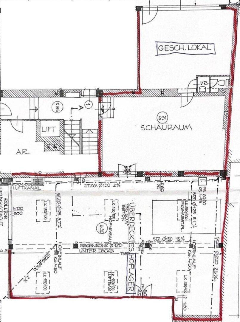 Handgezeichneter Grundriss mit verschiedenen Räumen und Beschriftungen für ein Geschäftslokal.