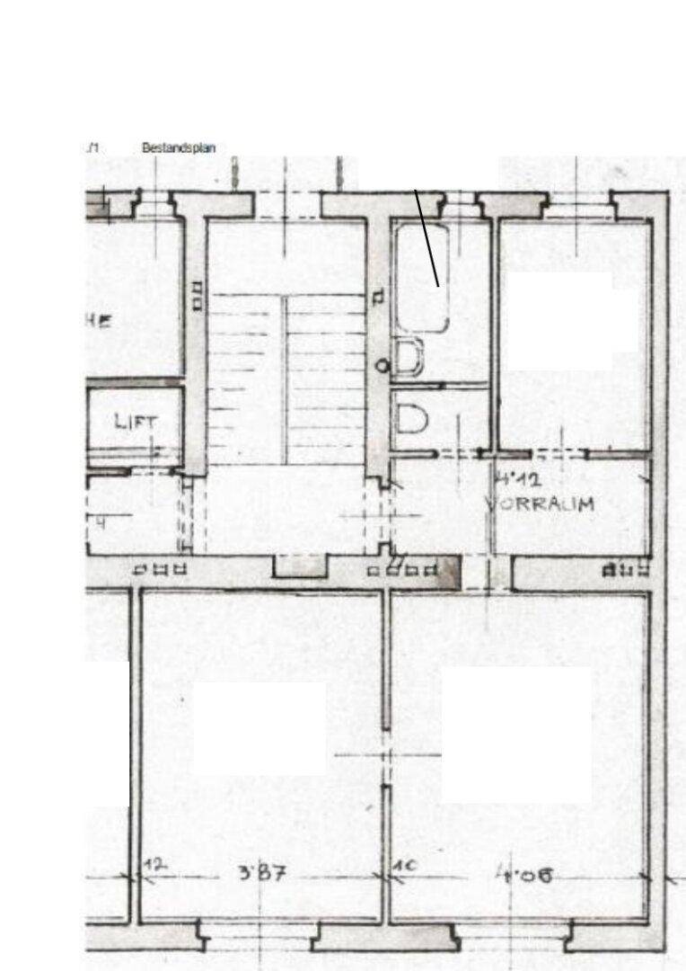 Grundrissplan zeigt die Aufteilung der Räume mit Bad, Abstellraum und Liftzugang.