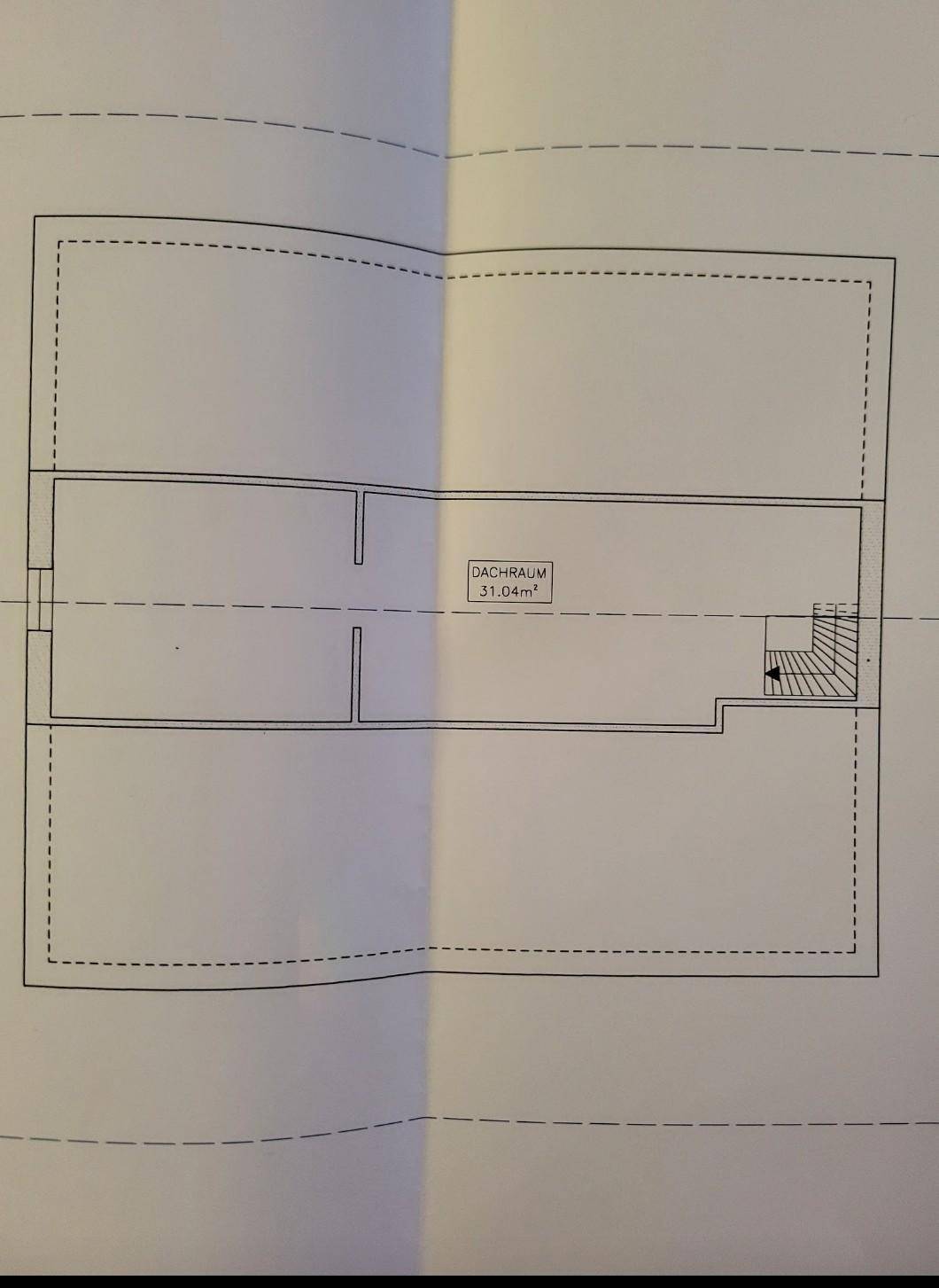 Grundriss des Dachraums mit eingezeichneter Fläche und Treppenaufgang.