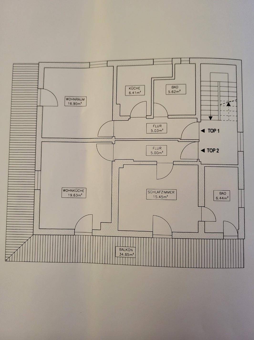Grundriss für Top 1 und Top 2 mit Wohnküche, Schlafzimmer, Bad und Balkon.