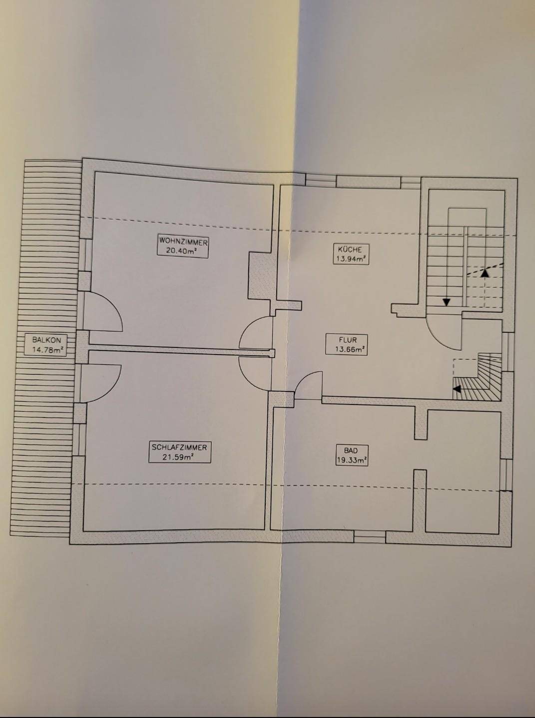 Grundriss mit Wohnzimmer, Küche, Schlafzimmer, Bad und großem Balkon.