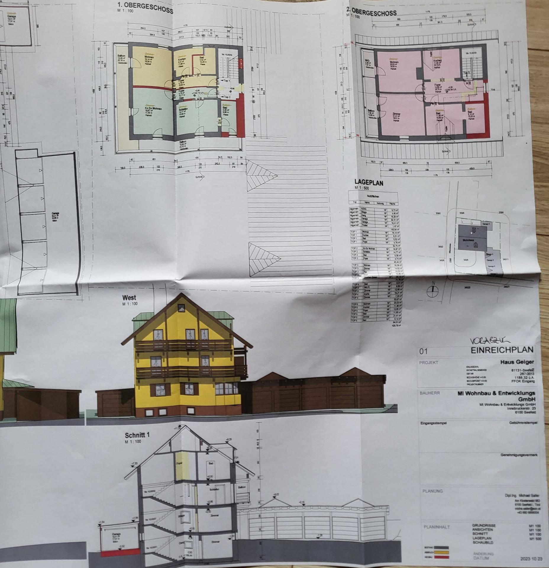 Detaillierter Einreichplan des Hauses mit Grundrissen und Schnitten der verschiedenen Stockwerke.