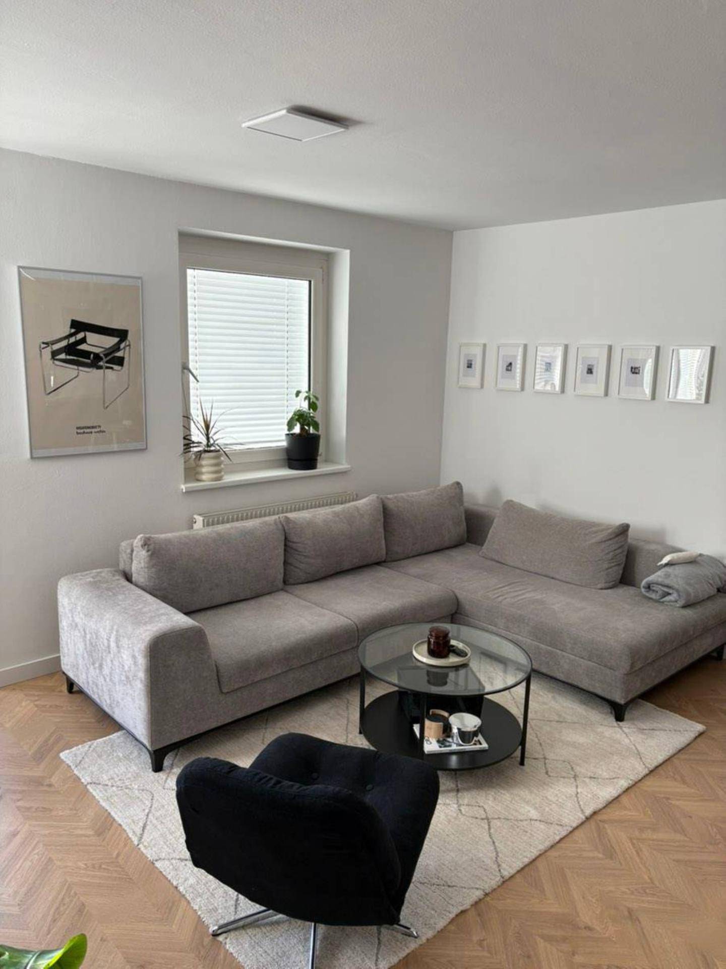Gemütliches Wohnzimmer mit großem Ecksofa, Couchtisch und Parkettboden, hell und modern eingerichtet.