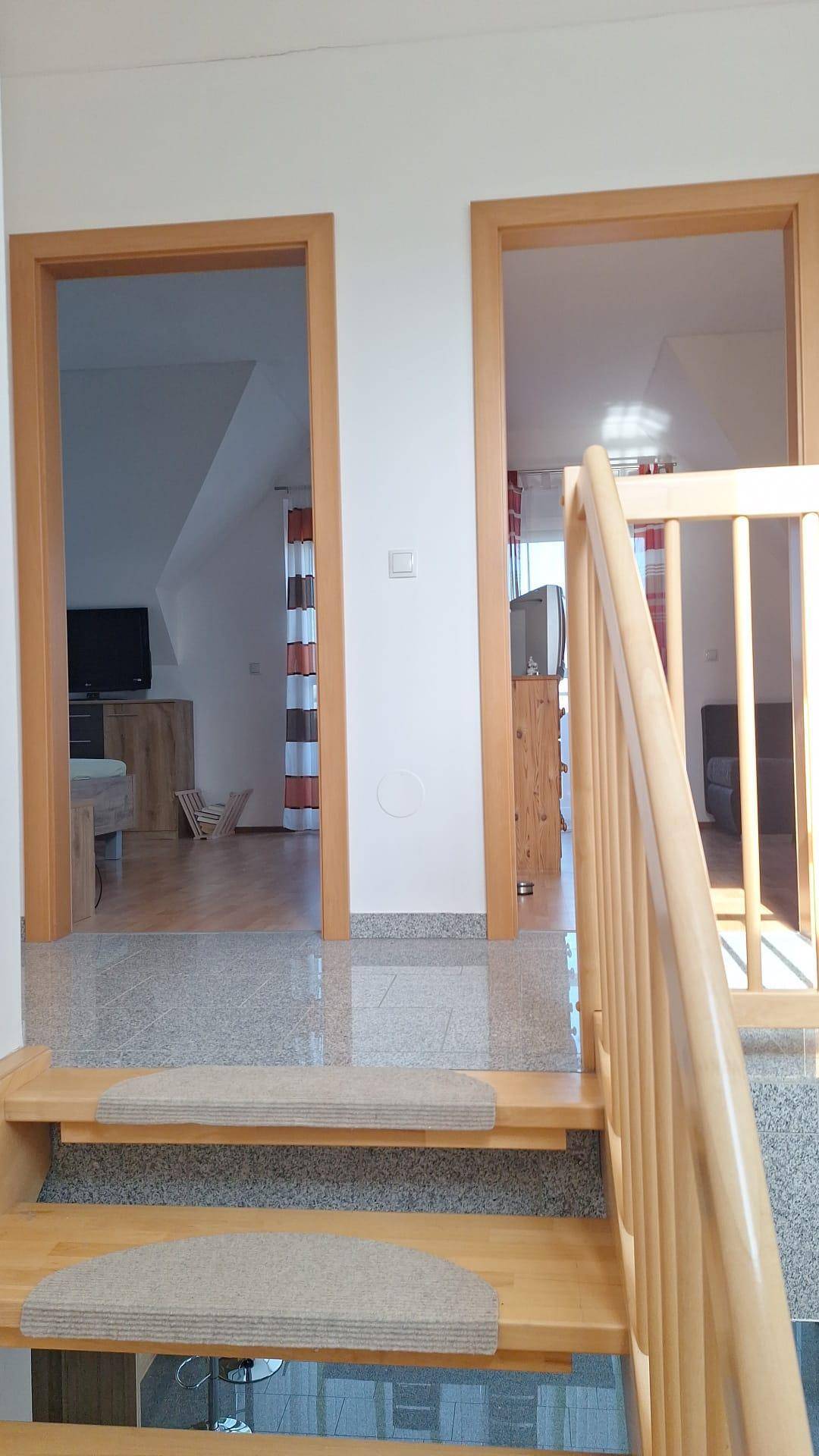 Oberer Treppenabsatz mit Granitboden und Zugang zu den Schlafzimmern.