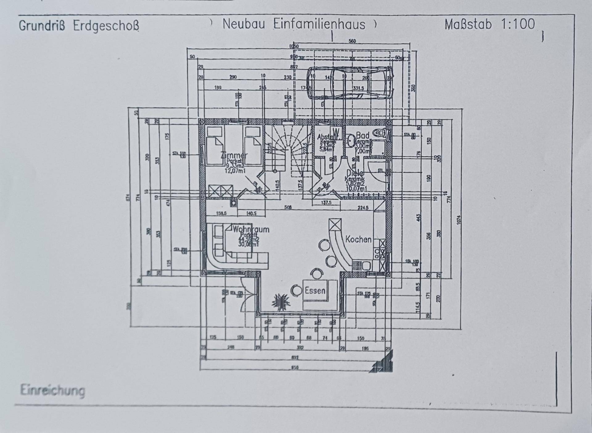 Grundriss des Erdgeschosses eines Einfamilienhauses mit Wohnzimmer, Küche und Essbereich.