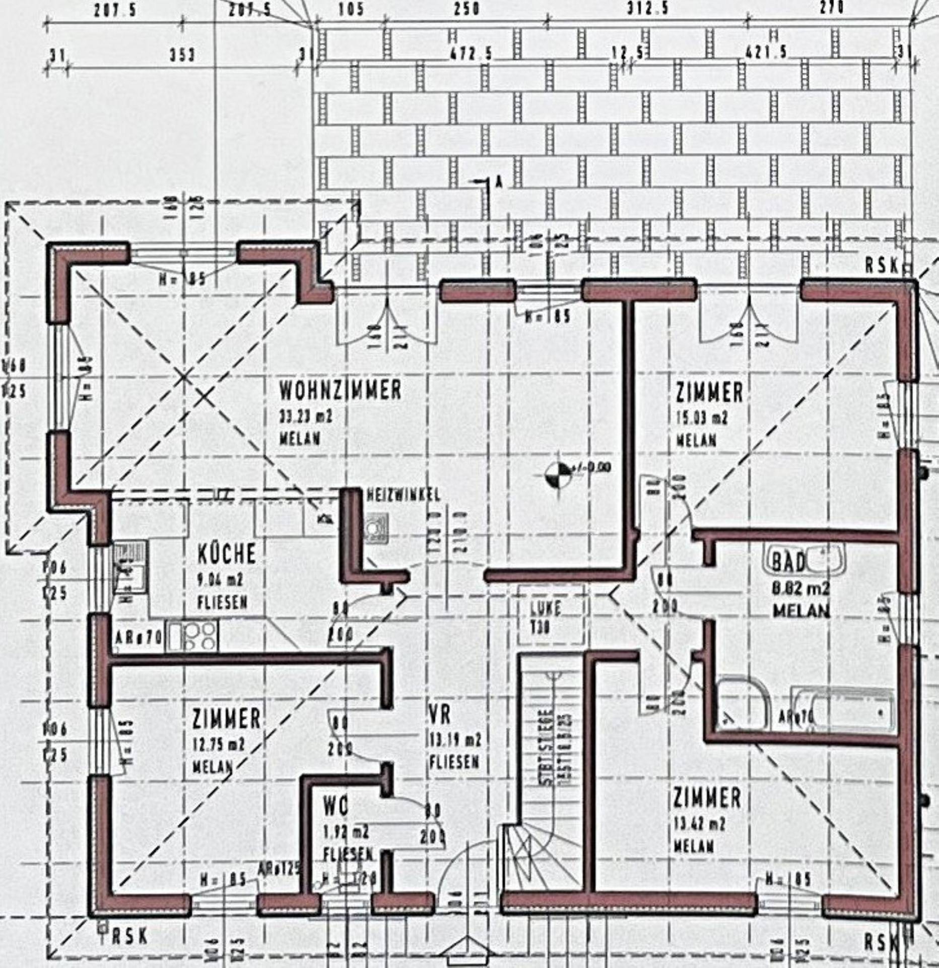 Grundriss des Erdgeschosses mit Wohnzimmer, Küche und mehreren Zimmern.