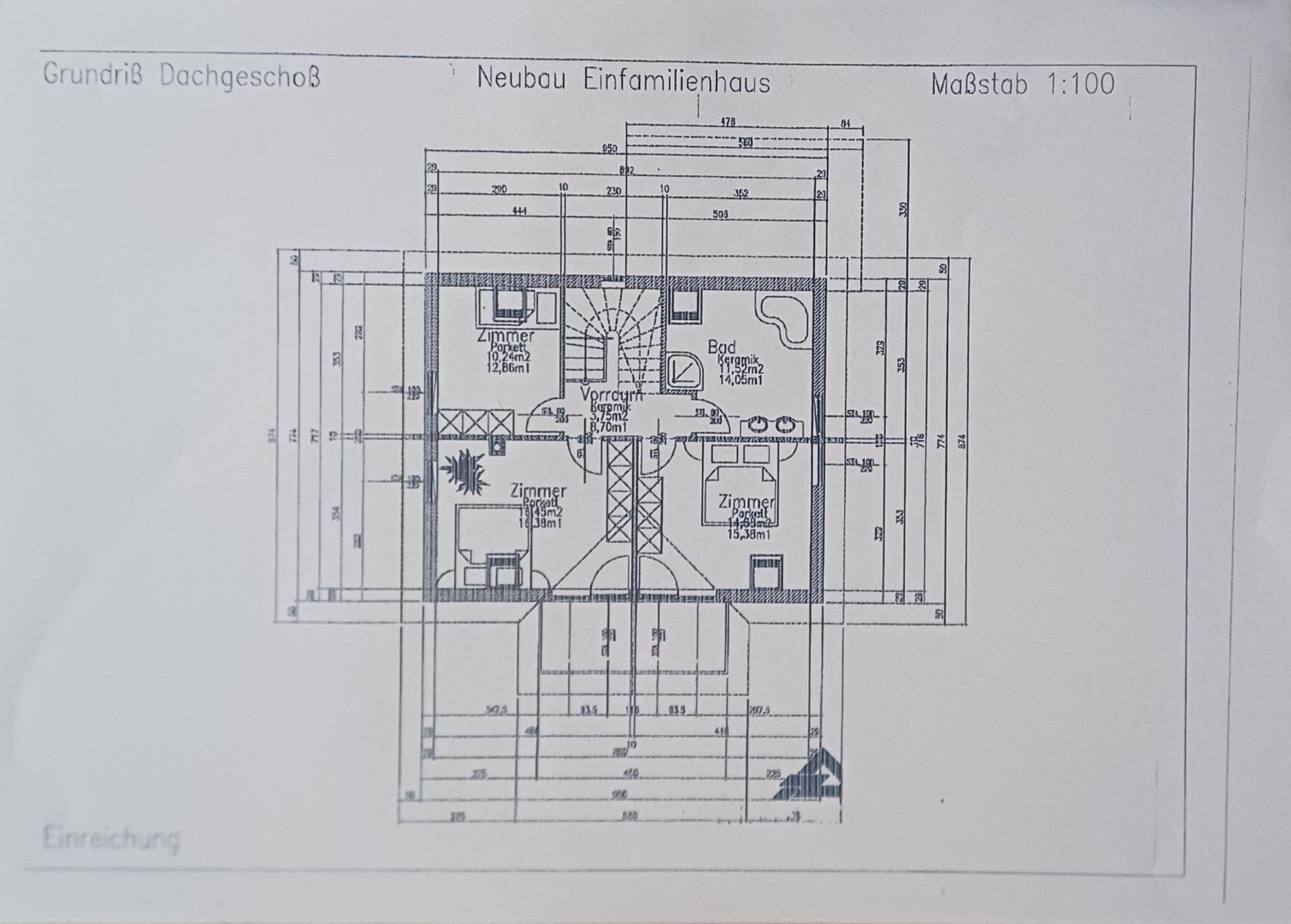Grundriss des Dachgeschosses mit mehreren Schlafzimmern und einem Badezimmer unter dem Schrägdach.
