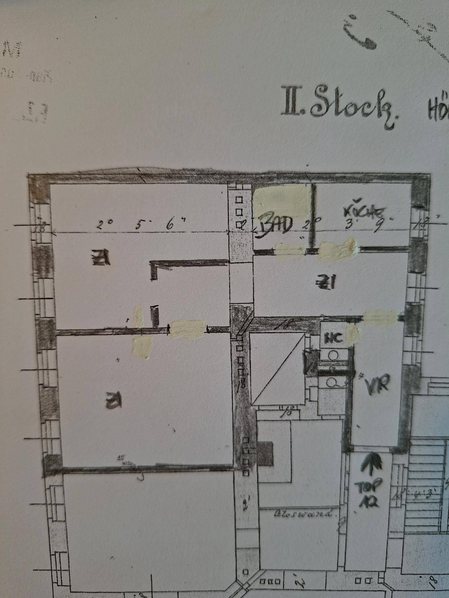 Handgezeichneter Grundriss des zweiten Stocks mit Raumaufteilung und Treppenhaus.