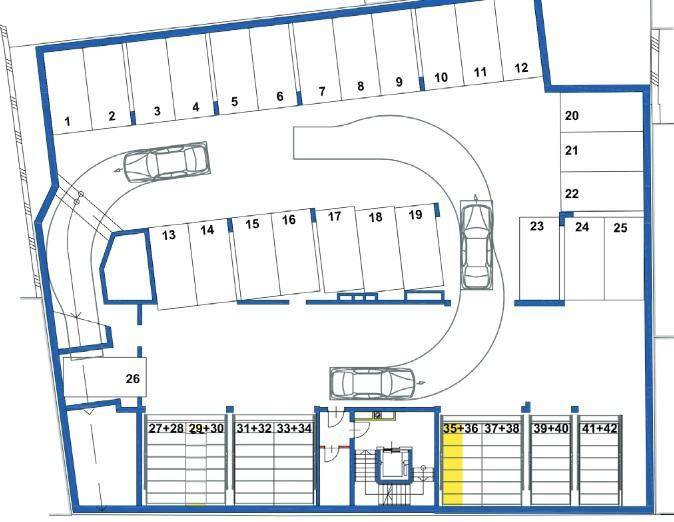 Grundriss einer Tiefgarage mit zahlreichen Stellplätzen und Zufahrtsrampe.
