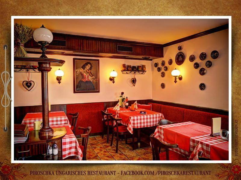Restaurantbereich mit traditioneller Einrichtung, roten Sitzgelegenheiten und dekorativen Wandbildern.