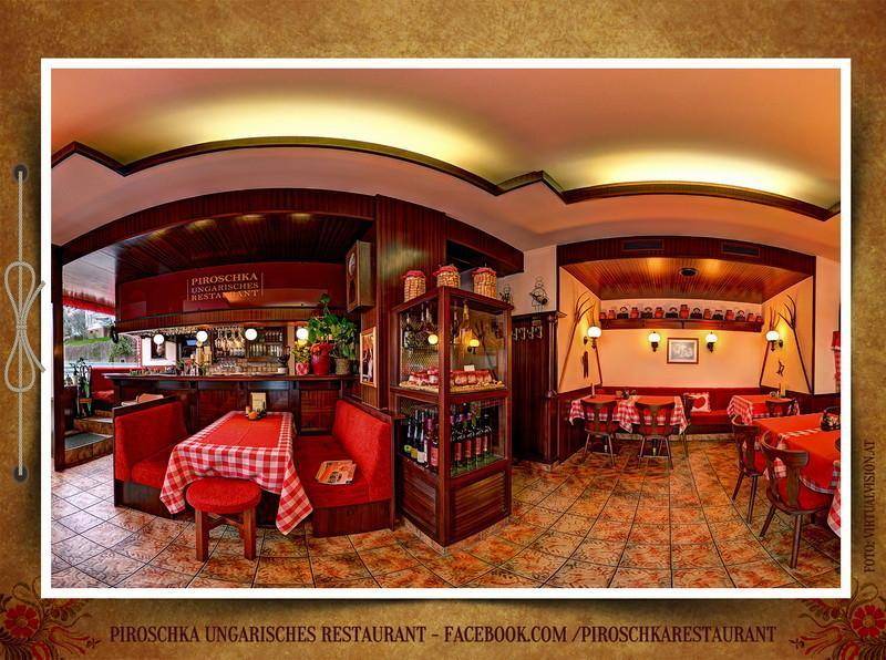 Weitläufiger Restaurantbereich mit traditioneller Einrichtung, roten Sitzgelegenheiten und gemusterten Fliesenböden.