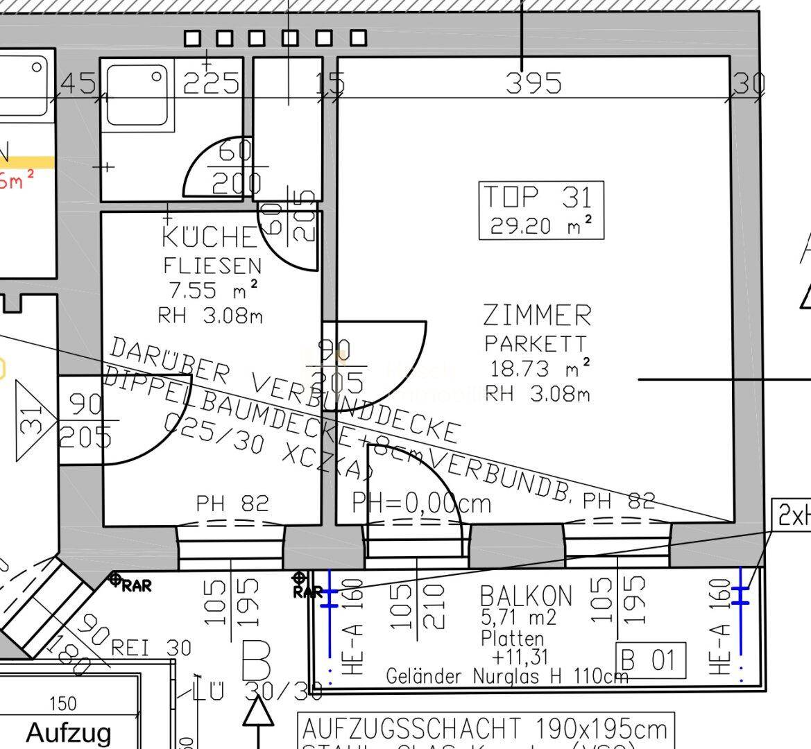 Grundrissausschnitt mit Küche, Zimmer und einem Balkon, inklusive Aufzugsschacht und Maßen.