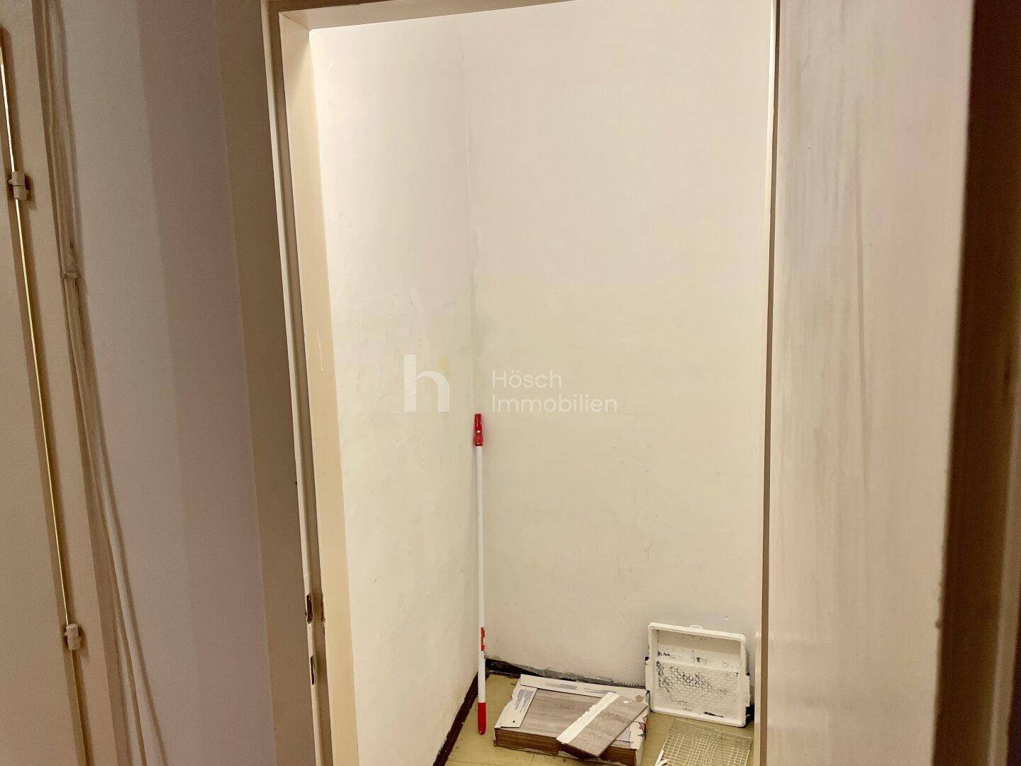 Kleiner Abstellraum für zusätzlichen Stauraum im Apartment.