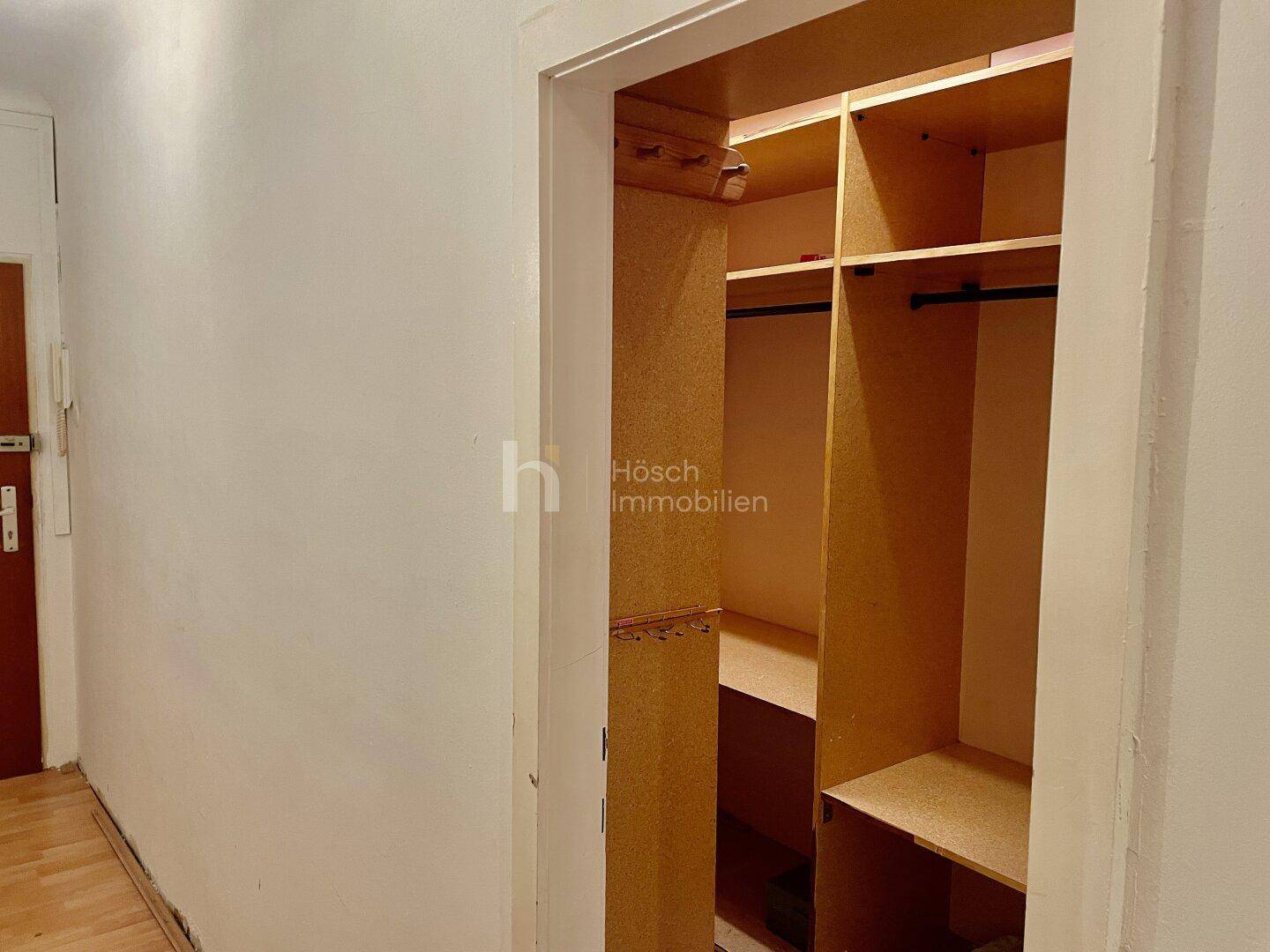 Flur mit Zugang zu einem geräumigen, begehbaren Kleiderschrank.