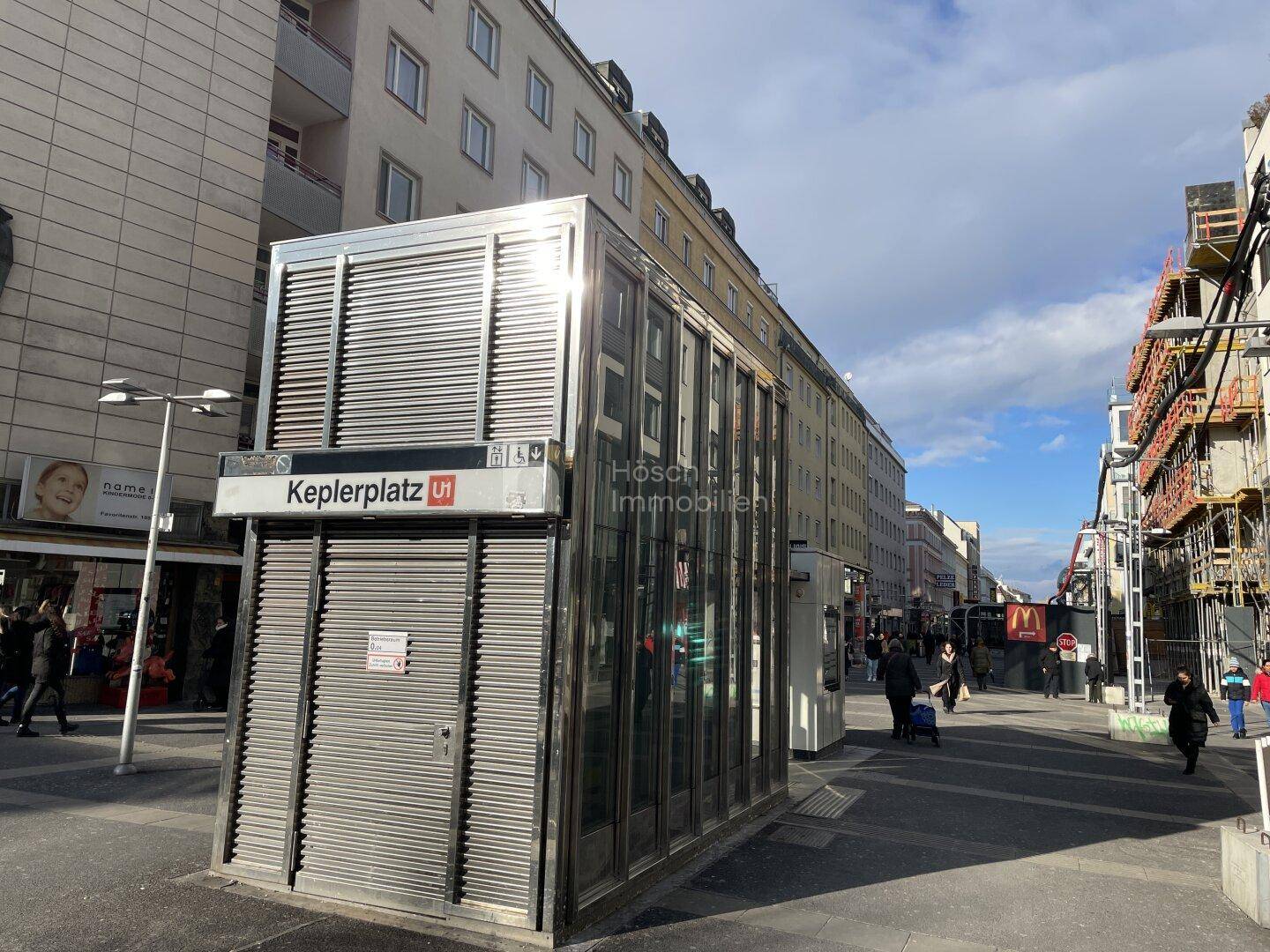 U-Bahn-Station Keplerplatz in einer belebten städtischen Umgebung.