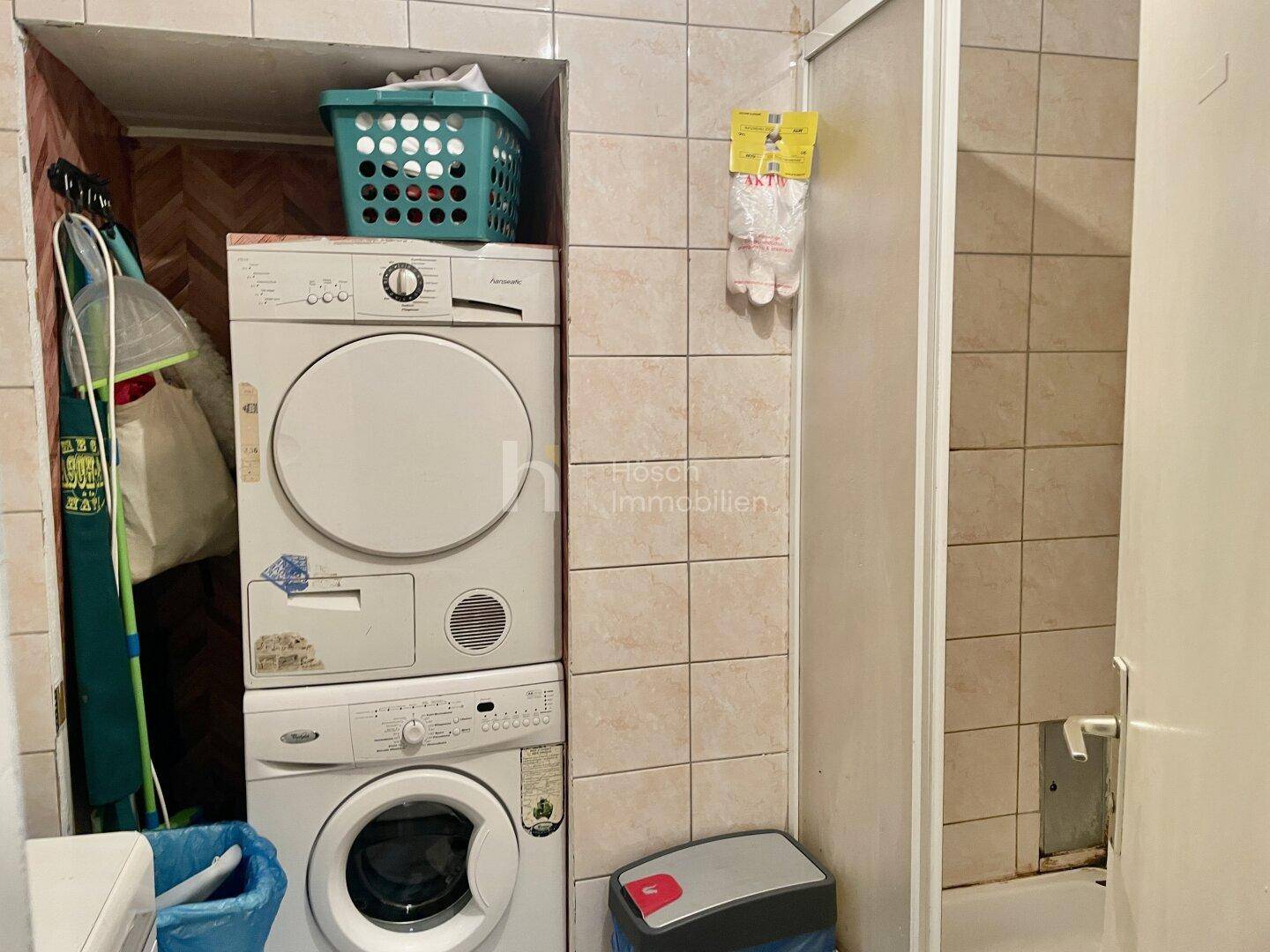 Kleiner Hauswirtschaftsraum mit Waschmaschine und Trockner, ideal für die Wäschepflege.