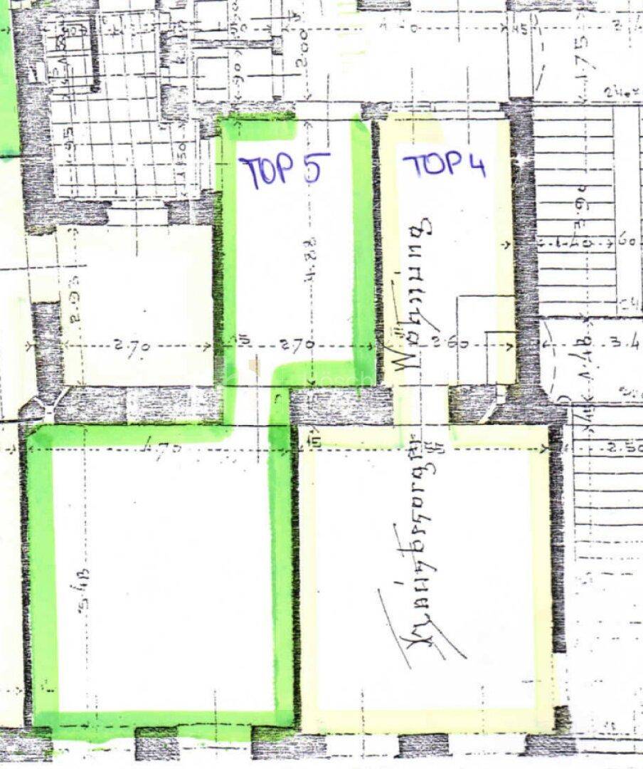 Handgezeichneter Grundriss mit eingezeichneten Wohnungsbereichen und Maßen.