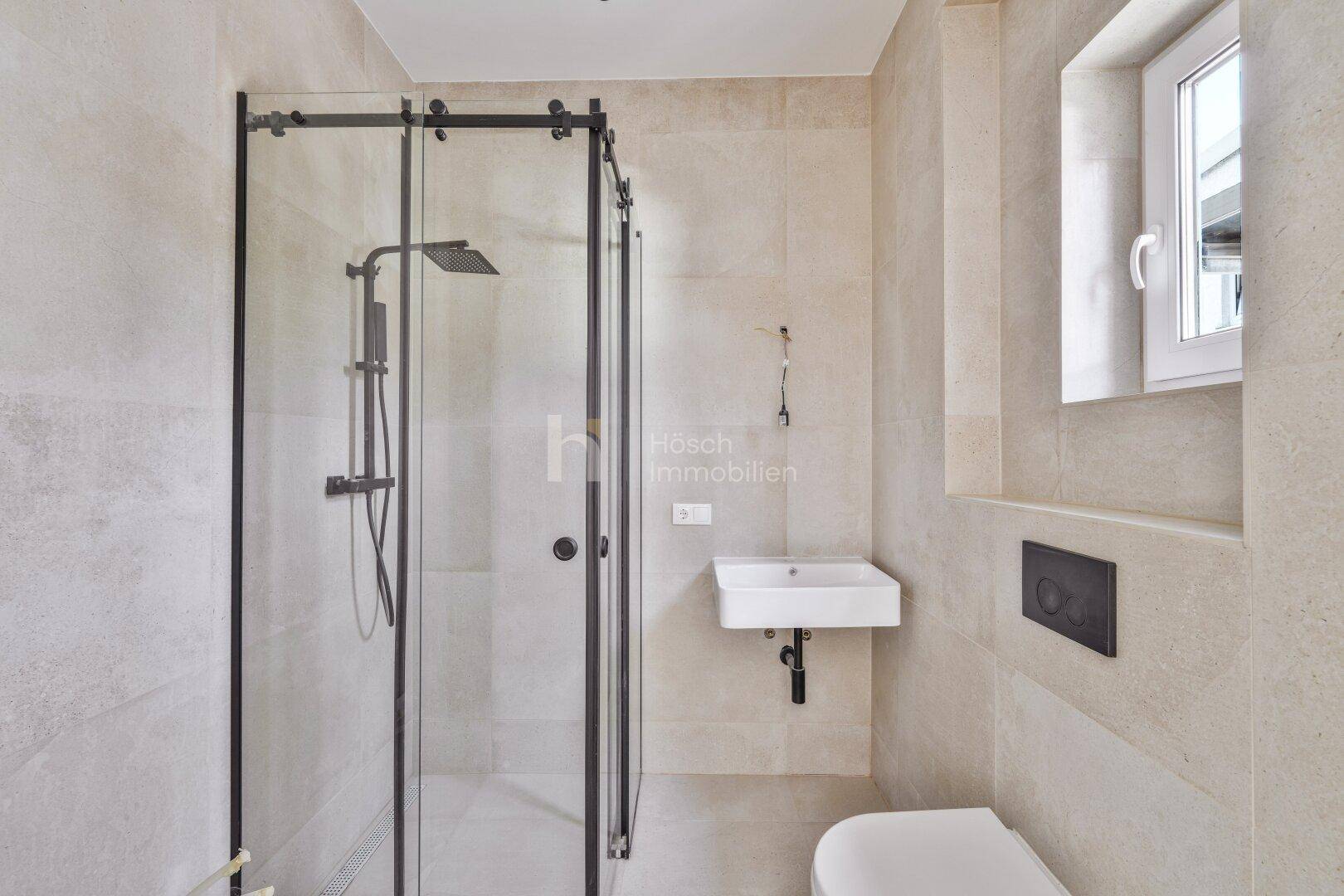 Modernes Badezimmer mit begehbarer Dusche, Wand-WC und kleinem Waschbecken.