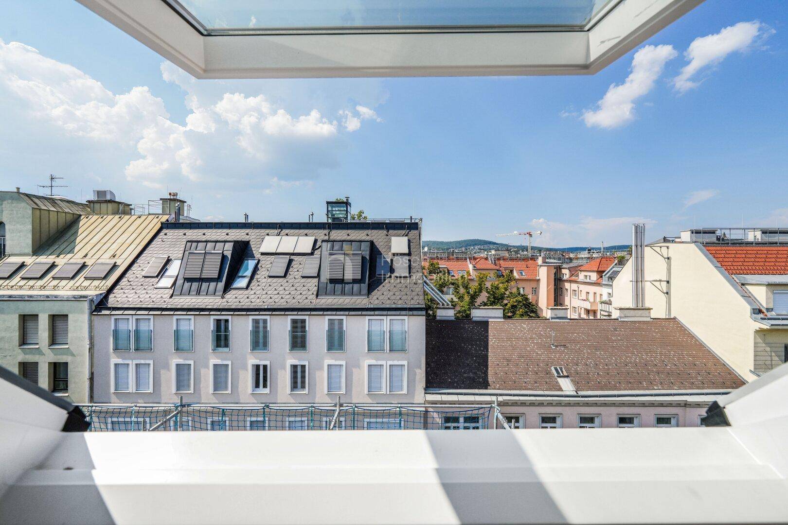 Weitblick über die Dächer der Stadt mit klarem Himmel und historischen Gebäuden.
