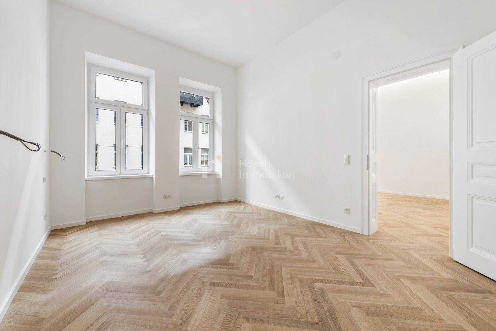 Geräumiges Zimmer mit Fischgrätparkett und hohen Decken, ideal für individuelle Gestaltung.