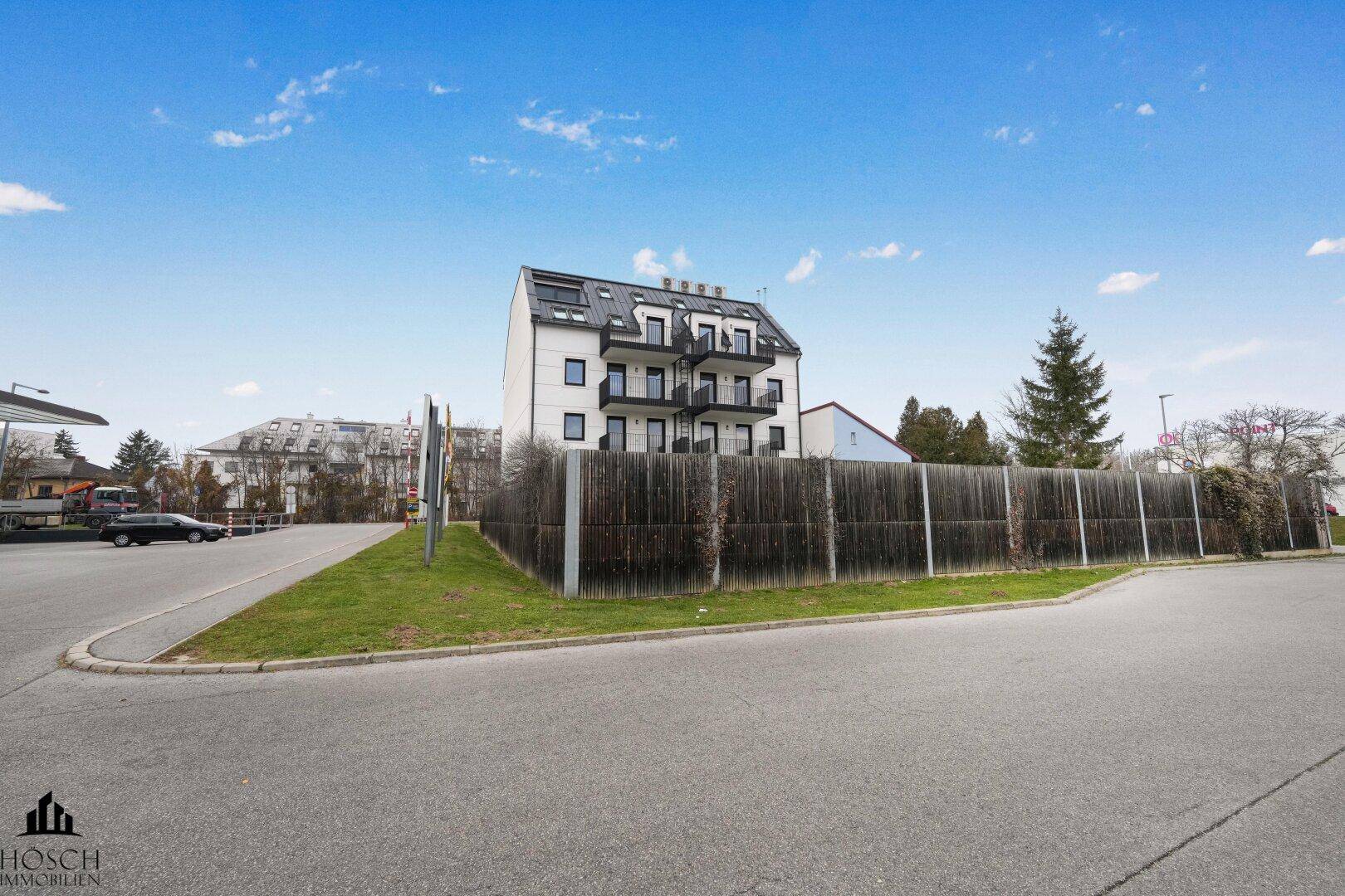 Modernes Mehrfamilienhaus in ruhiger Umgebung mit viel Grünfläche.