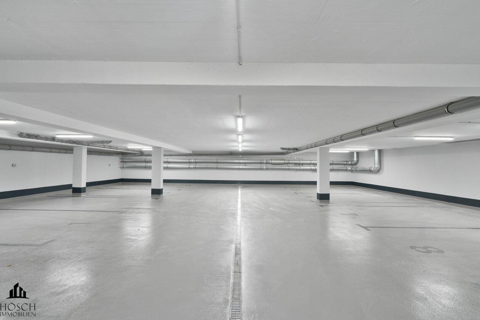 Geräumige Tiefgarage mit ausreichend Stellplätzen und guter Beleuchtung.